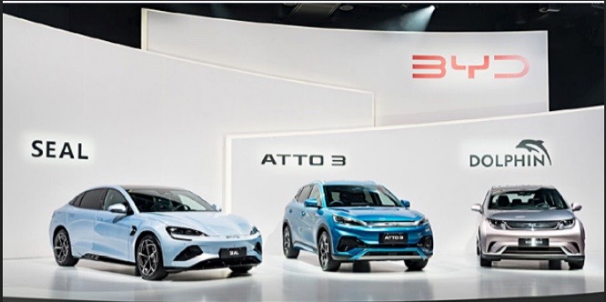 BYD의 대표 전기차 모델 SEAL, ATTO3, DOLPHIN 전시 이미지