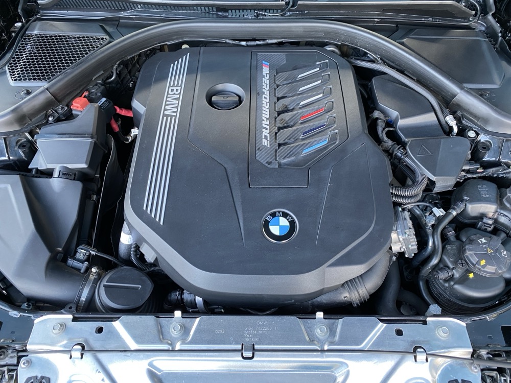 BMW M340i의 심장, B58 직렬 6기통 엔진룸 클로즈업 사진.