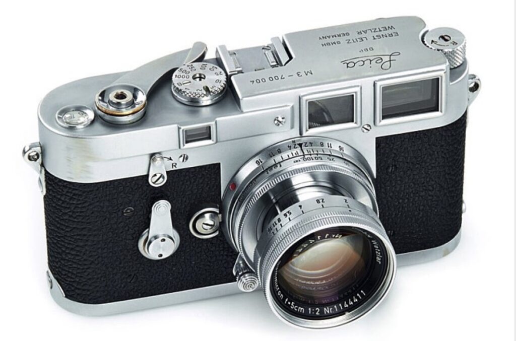 라이카 M3 탄생을 상징하는 실물 사진. 1954년 출시된 전설적인 필름 카메라, Summicron 50mm 렌즈 장착 모습입니다.