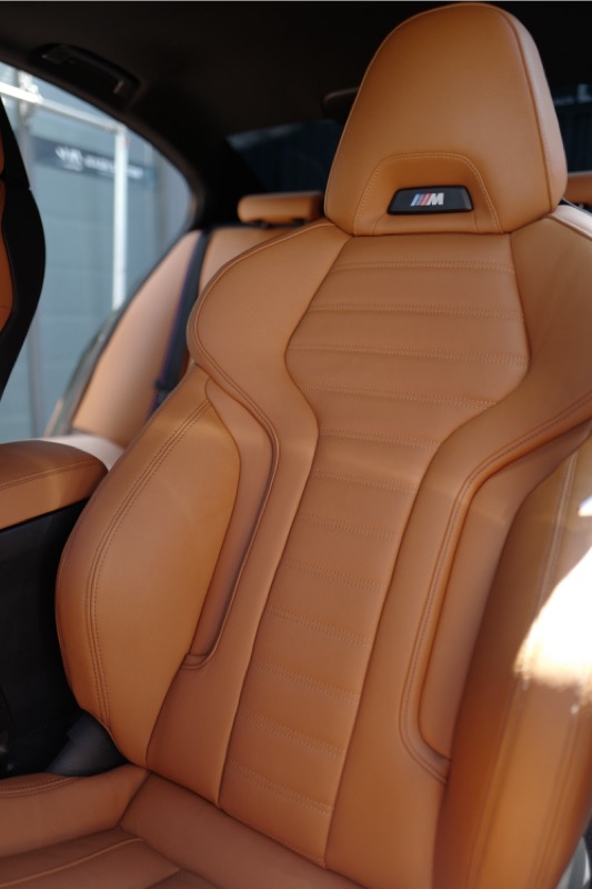 BMW M340i의 고급 가죽 스포츠 시트. 통풍 기능이 없는 점이 여름철 사용 시 아쉬운 부분으로 남는다.