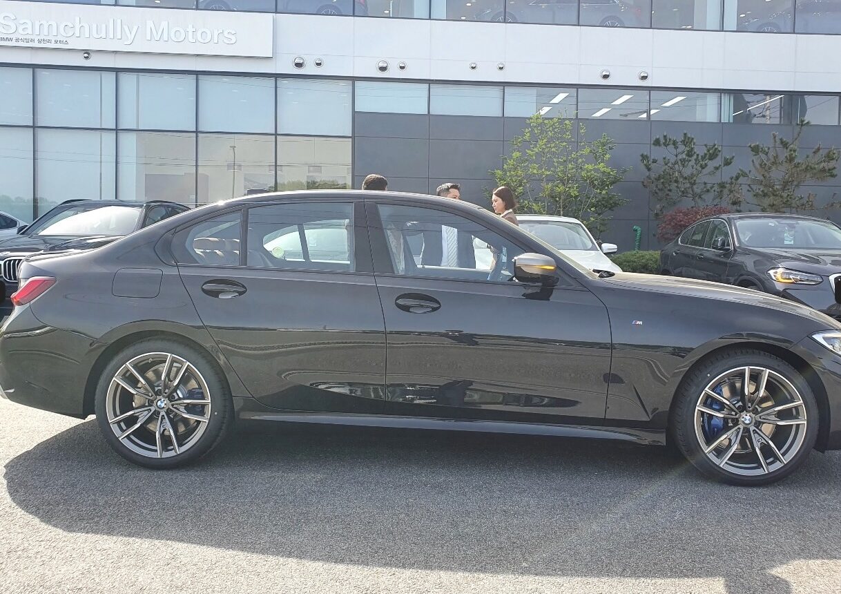 2022년 BMW M340i 출고 당일 — 세종 삼천리 모터스 앞에서 찍은 사이드 풀샷