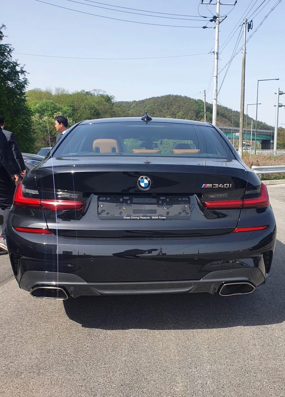 번호판 없는 BMW M340i 출고 당일 후면, 듀얼 배기구와 M340i 엠블럼