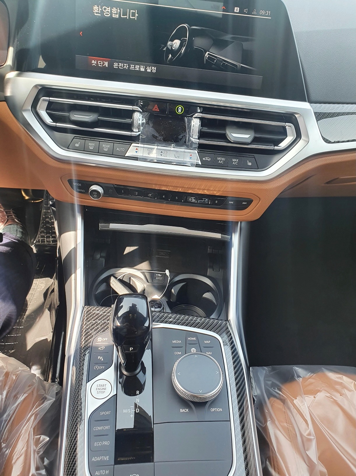 BMW M340i 출고 당일 실내 센터콘솔, 첫 시동 후 운전자 프로필 설정 화면
