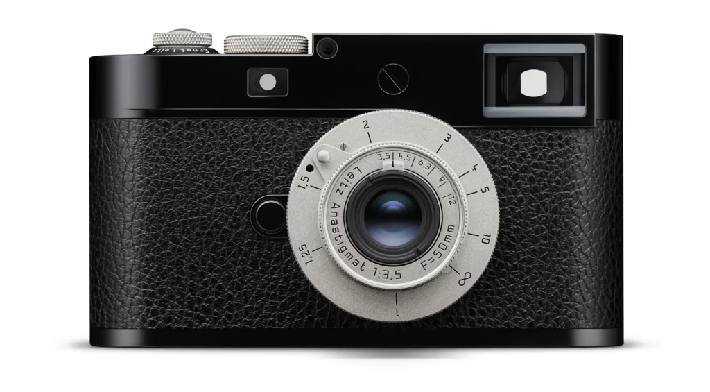 라이카 100주년 기념 에디션 M11-D 카메라의 정면 모습. Leitz Anastigmat 50mm 렌즈가 장착되어 있다.