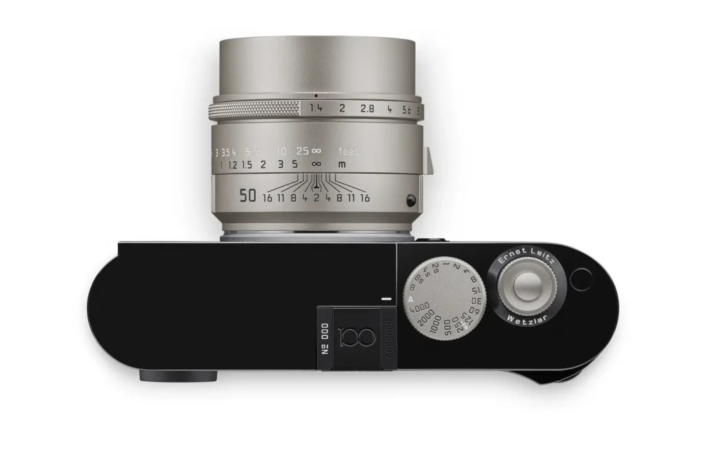 라이카 M11-D 100주년 에디션의 상단 모습. 셔터 다이얼과 100주년 기념 로고가 선명하게 보인다.