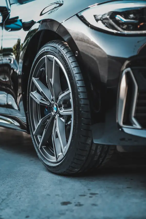 BMW M340i의 순정 19인치 792M 휠과 푸른색 M 스포츠 브레이크 캘리퍼가 장착된 앞바퀴 클로즈업 사진.