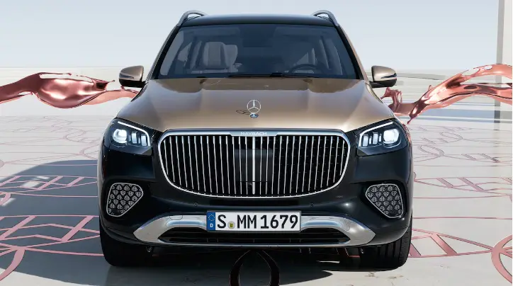 화려한 투톤 컬러의 메르세데스-마이바흐 GLS 럭셔리 SUV 정면 사진. 2024년 메르세데스-벤츠의 중국 시장 중심 전략을 이끄는 최고급 모델.