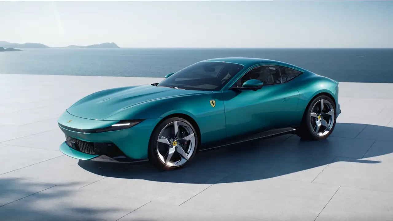 지중해를 배경으로 한 2026년형 페라리 아말피(Ferrari Amalfi)의 측면 전경