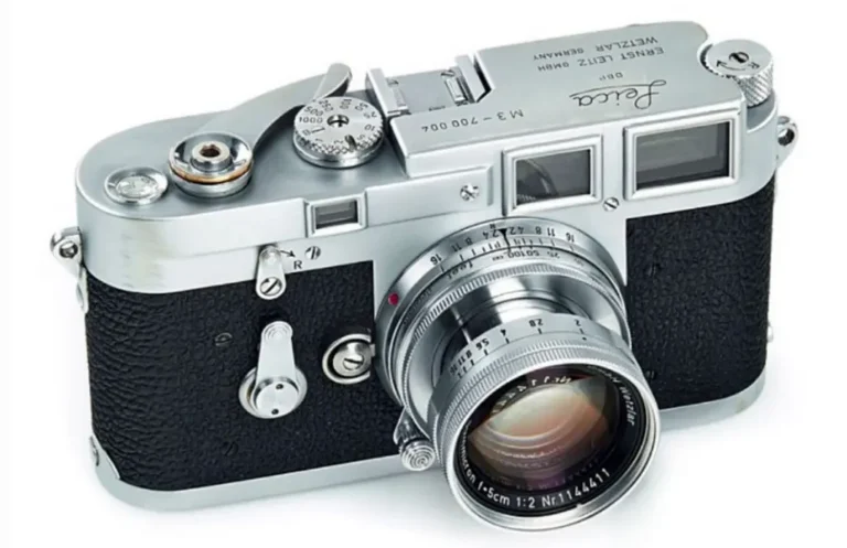 Summicron 50mm 렌즈가 장착된 클래식 필름 카메라 Leica M3 상단 뷰