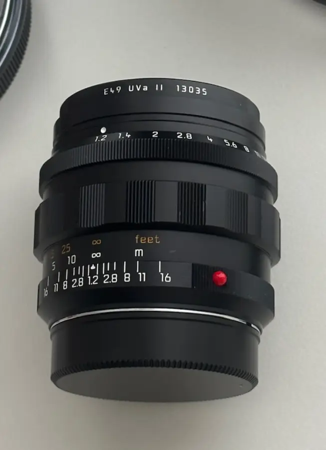 검은색 라이카 녹티룩스-M 50mm f/1.2 ASPH. 복각 렌즈의 상단 모습. 거리계와 조리개링의 하얀색, 빨간색 각인이 선명하게 보인다.