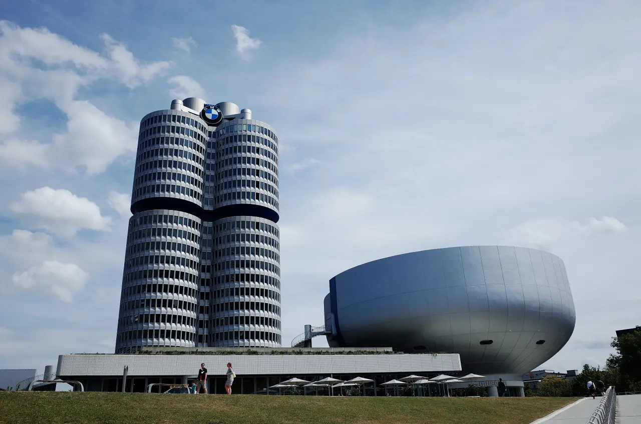 독일 뮌헨에 위치한 BMW 벨트(Welt)와 BMW 박물관 건물의 독특한 외관. 푸른 하늘 아래 BMW 로고가 선명하게 보인다.