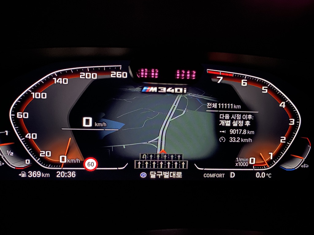 컴포트 모드로 설정된 BMW M340i 디지털 계기판. 붉은색 링 그래픽이 특징이며, 총 주행거리 11111km와 대구 달구벌대로 내비게이션 화면이 보입니다.