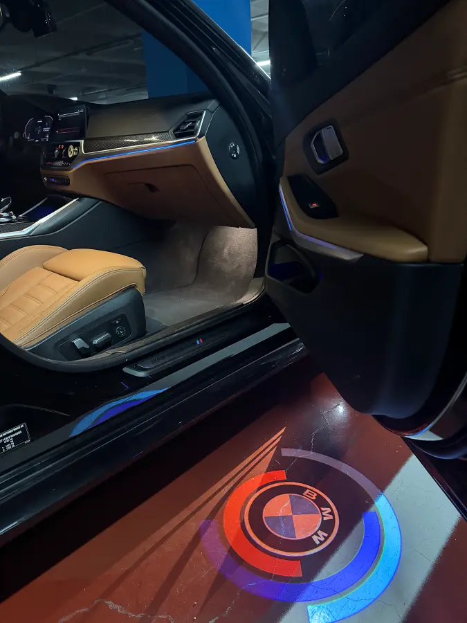 BMW M340i의 운전석 문을 열었을 때, 바닥에 M 로고 모양으로 비치는 도어 라이트(웰컴 라이트) 튜닝 모습.