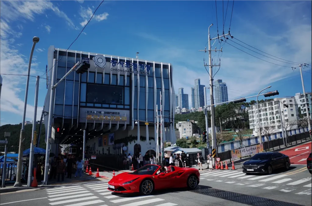 부산 청사포 해변열차 건널목 앞 횡단보도에 정차 중인 강렬한 붉은색 페라리 F8 스파이더