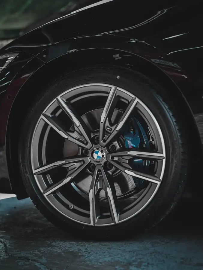 BMW M340i 브렘보 4피스톤 브레이크 캘리퍼와 M 스포츠 휠 클로즈업. 파란색 브렘보 로고가 선명하게 보이는 고성능 브레이크 시스템 상세 사진