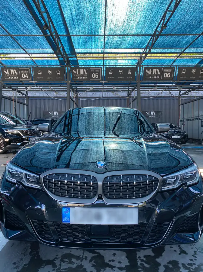 세차장에서 깨끗하게 관리된 BMW M340i 정면 모습. 3년간의 오너십 여정을 마무리하며 여전히 당당한 자태를 보여주는 블랙 컬러 M340i
