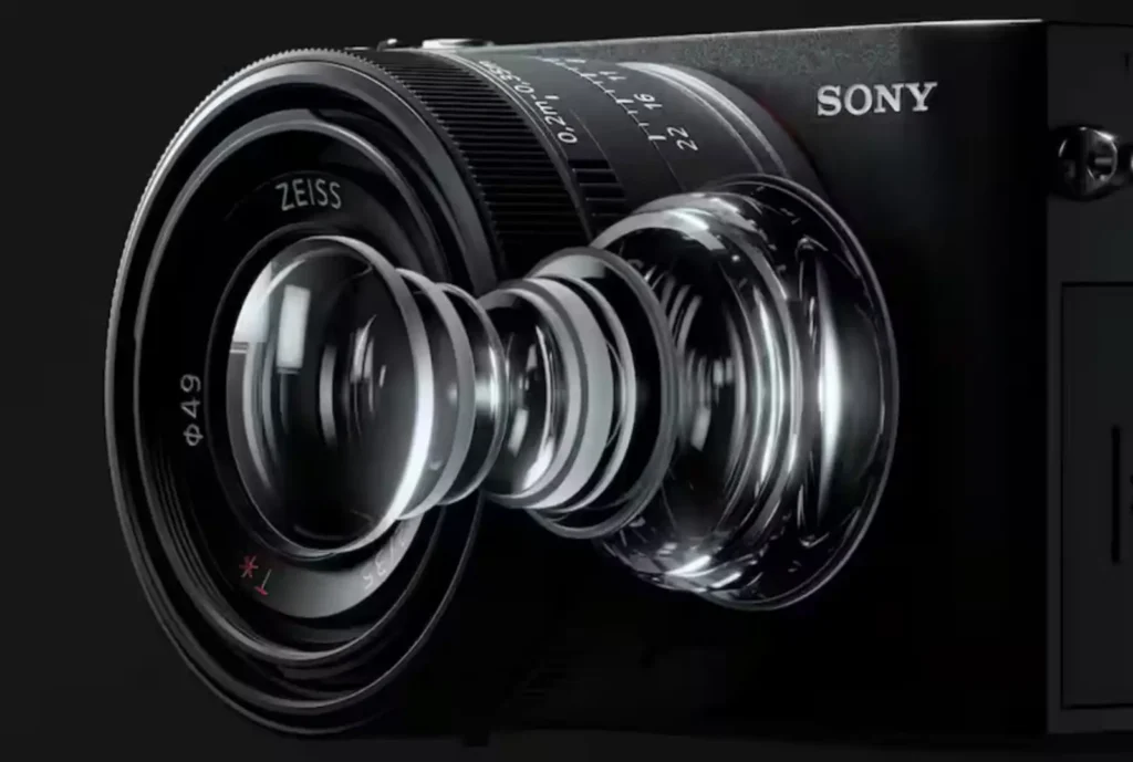 소니 RX1R III의 ZEISS Sonnar T* 35mm F2 렌즈 광학 구조도, 7군 8장의 정밀한 렌즈 요소들이 투명하게 분해되어 보이는 기술적 완성도