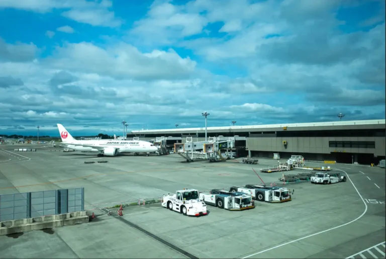 도쿄 나리타공항 활주로에서 리코 GR2로 촬영한 JAL 항공기와 공항 지상장비들, 푸른 하늘과 구름이 인상적인 여행 첫날 풍경