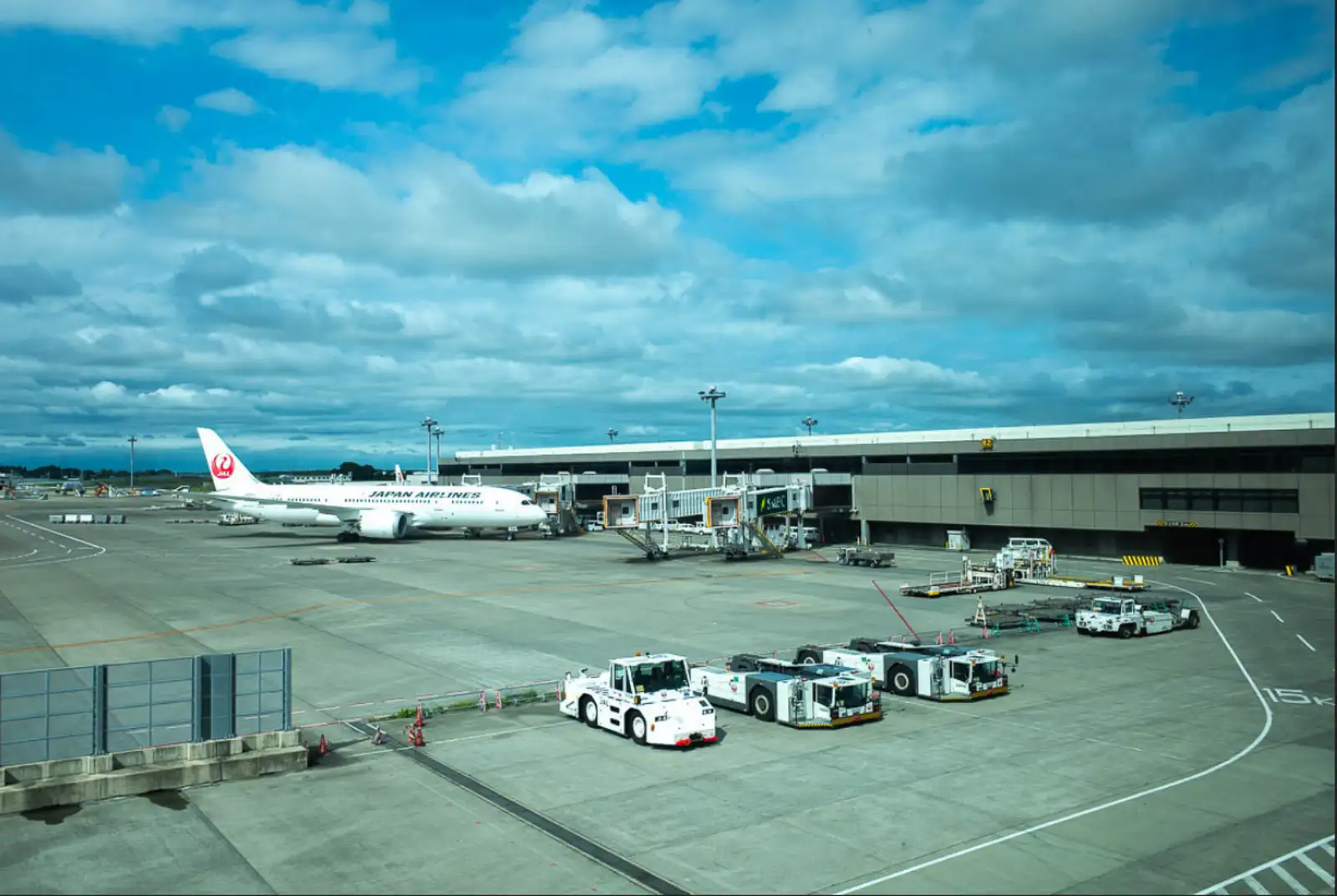 도쿄 나리타공항 활주로에서 리코 GR2로 촬영한 JAL 항공기와 공항 지상장비들, 푸른 하늘과 구름이 인상적인 여행 첫날 풍경