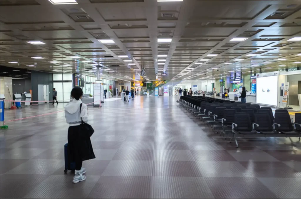 대구공항 출국장 내부 모습, 한산한 오전 시간대에 리코 GR2로 촬영한 넓은 대기공간과 여행객들의 모습