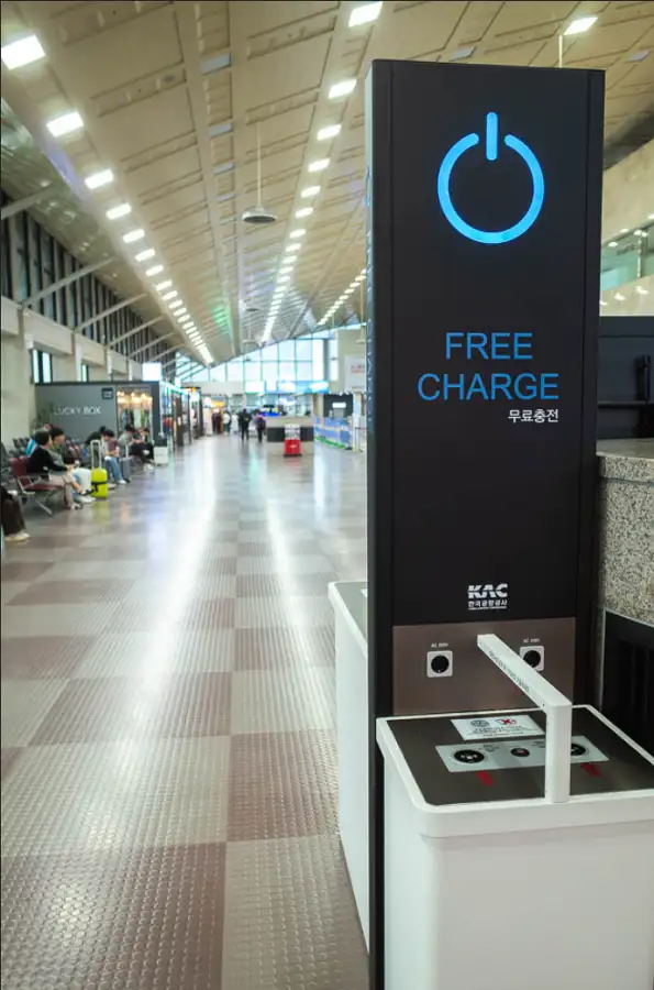 대구공항 무료 충전 시설, FREE CHARGE 표시된 휴대폰 배터리 충전소와 공항 내부 전경