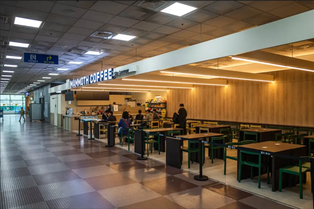 대구공항 출국장 맘모스 커피 매장과 좌석 공간