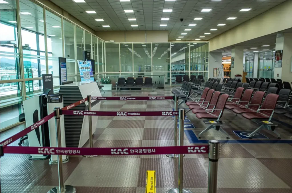 대구공항 탑승게이트 앞 대기 좌석과 한산한 출국장 풍경