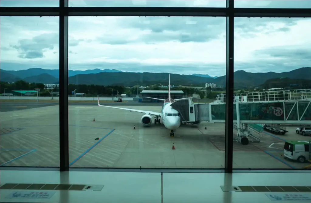 대구공항 게이트에서 바라본 티웨이항공 항공기와 활주로 전경