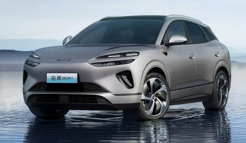 BYD 씨라이언 6 중형 SUV 전기차가 물가에 정차한 모습