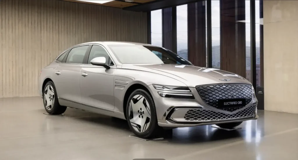 제네시스 일렉트리파이드 G80 전기차가 모던한 전시장에 전시된 모습