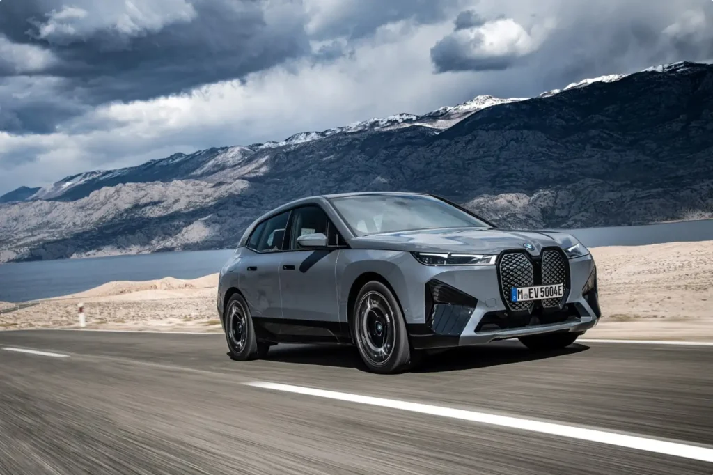 BMW iX 외관 디자인 - 거대한 키드니 그릴과 미래지향적 헤드램프