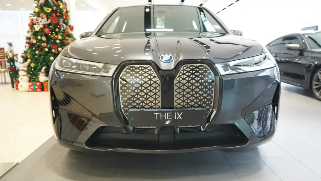 BMW iX 키드니 그릴 클로즈업 - 센서와 카메라가 통합된 지능형 외관