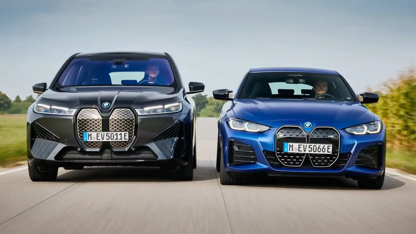 도로 위에서 나란히 달리는 BMW iX와 i4. 미래적인 디자인의 iX와 전통적 디자인의 i4가 대비되는 모습입니다.