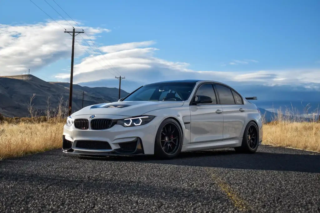 흰색 BMW F80 M3 세단 측면 로우 앵글 샷