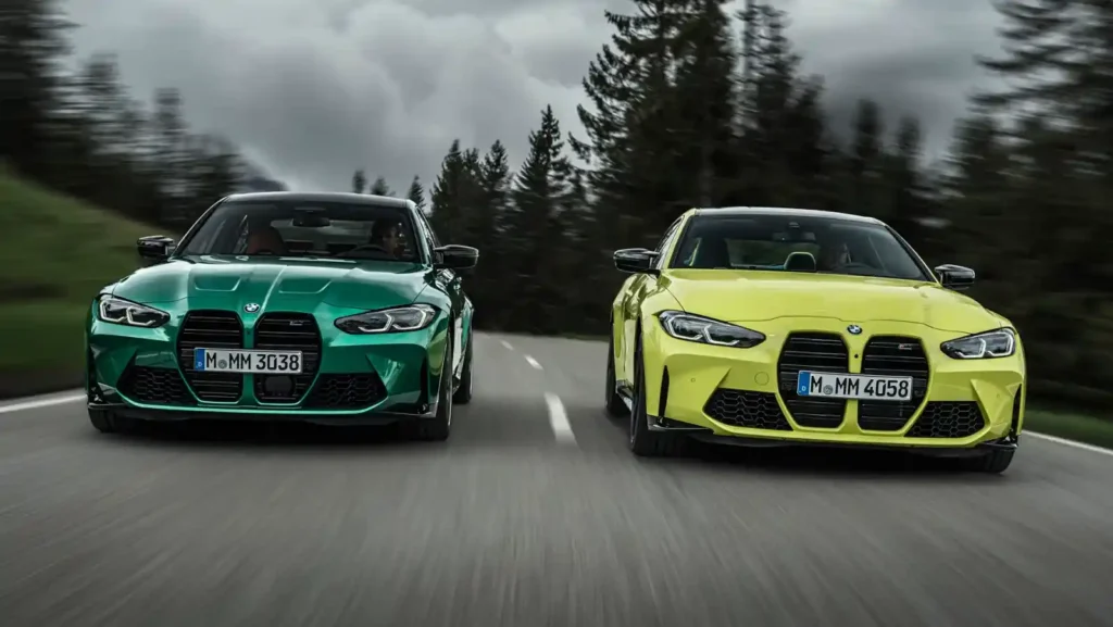 녹색 BMW G80 M3와 노란색 G82 M4가 나란히 도로를 주행하는 모습