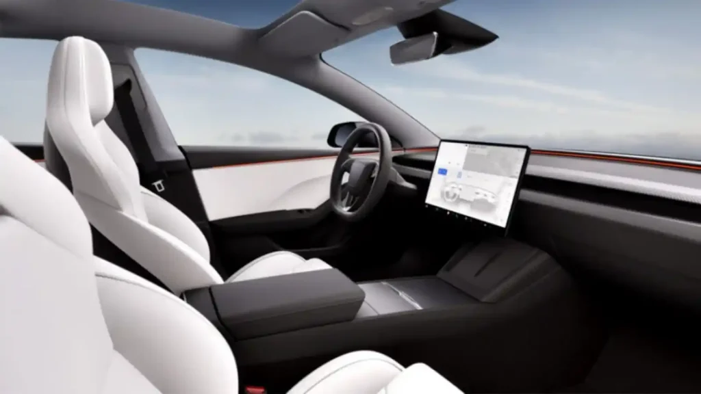 테슬라 차량의 미니멀리스트 인테리어. 대시보드 중앙에 위치한 대형 터치스크린이 차량의 모든 기능을 제어하는 모습