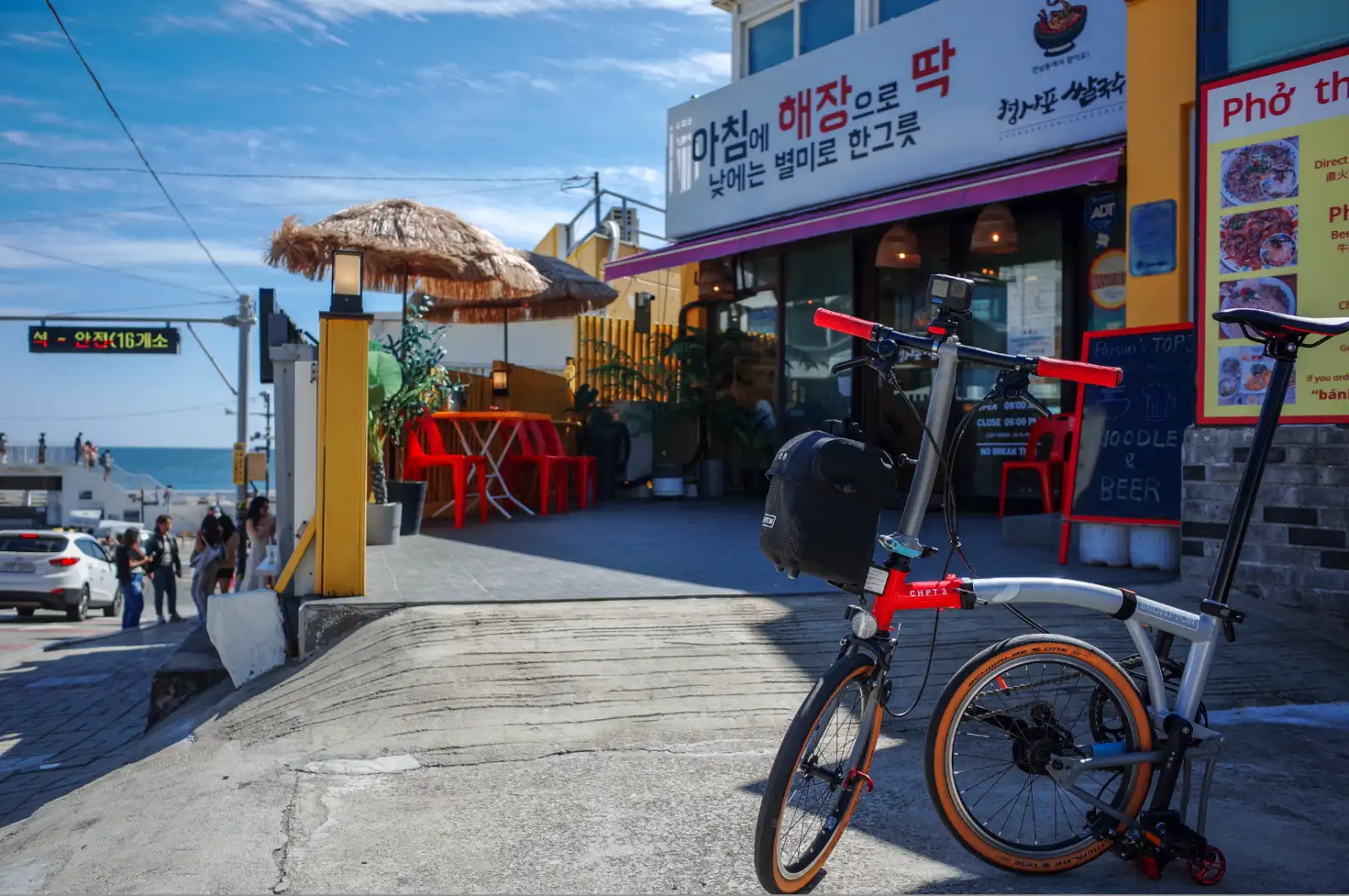 청사포 베트남 쌀국수집 앞에 세워진 브롬톤 CHPT3 V4 접이식 자전거, 부산 청사포항 맛집 탐방 브롬톤 여행