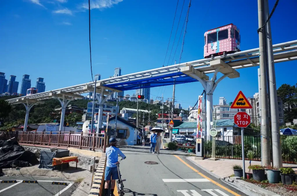 부산 블루라인파크에서 브롬톤을 끌고 가는 모습, 스카이캡슐과 해변열차 선로가 보이는 달맞이길 끌바 라이딩