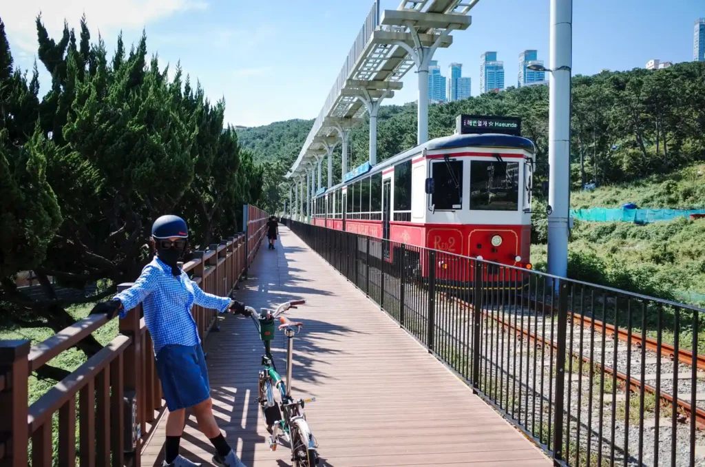 부산 블루라인파크 그린레일웨이 데크길에서 브롬톤과 함께 해변열차 인증샷, 해운대행 열차와 스카이캡슐