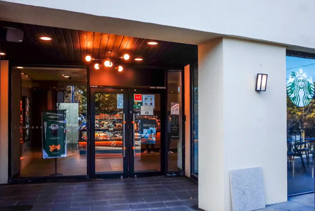 부산 스타벅스 해운대 달맞이점 외관, 브롬톤 여행 중 휴식을 위한 카페 도착