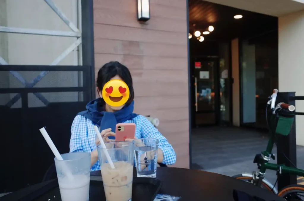 스타벅스 해운대 달맞이점 야외 테라스에서 아이스라떼와 딸기라떼를 마시며 휴식 중인 브롬톤 여행자