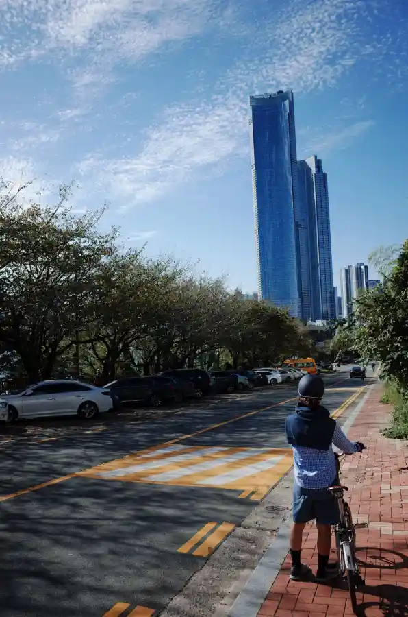 해운대 엘시티 빌딩을 바라보며 브롬톤으로 이동 중인 모습, 스타벅스 휴식 후 재출발