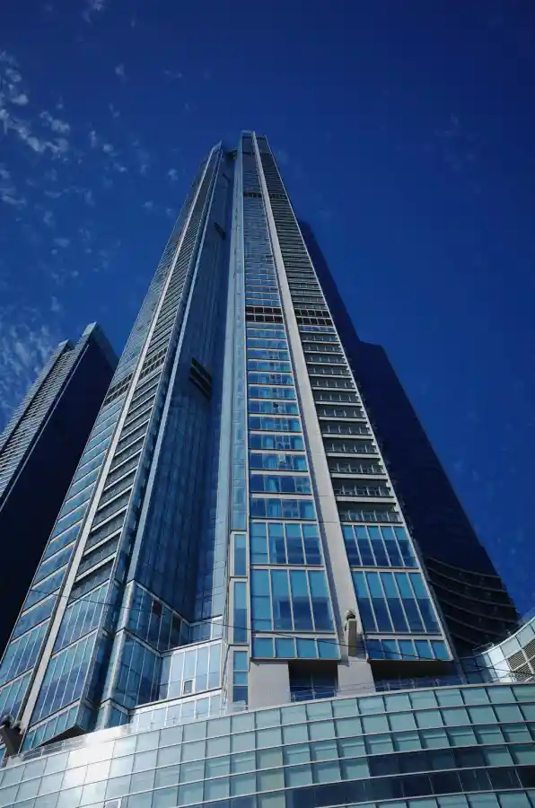 해운대 엘시티 빌딩을 아래에서 올려다본 모습, 101층 랜드마크 타워의 웅장한 위용