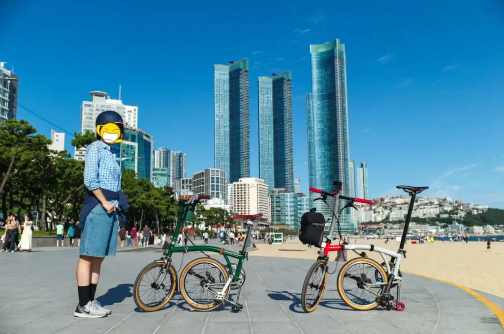 해운대 엘시티 빌딩을 배경으로 브롬톤 CHPT3 V4와 레이싱그린 M4L과 함께한 부부 여행 인증샷