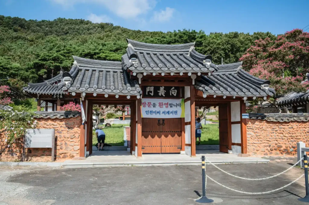 대구 서계서원의 정문인 향의문, 나무 문과 전통 기와지붕이 고풍스러운 분위기를 자아낸다
