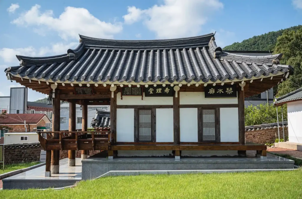 푸른 하늘 아래 기품있게 서 있는 대구 서계서원 환성정의 정면 모습