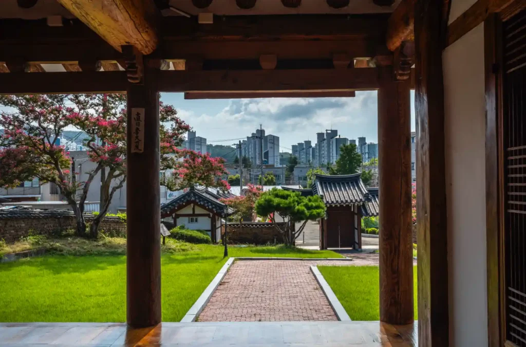 대구 서계서원, 처마 그늘 아래에서 햇볕이 내리쬐는 마당과 건너편 풍경을 바라본 시점