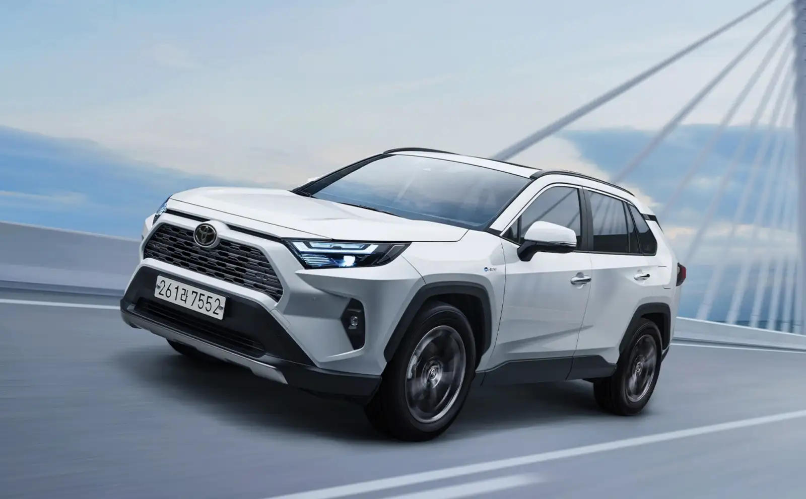 미국에서 가장 빨리 팔리는 차 1위 토요타 RAV4 하이브리드 화이트 색상이 다리 위에서 주행하는 모습