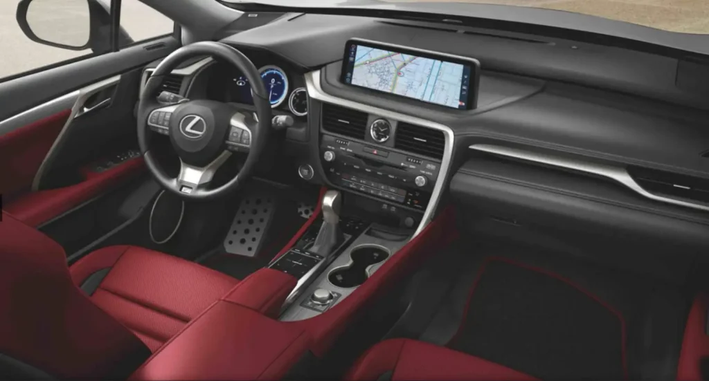 렉서스 RX의 고급스러운 레드 가죽 시트와 정교한 대시보드가 보이는 프리미엄 실내