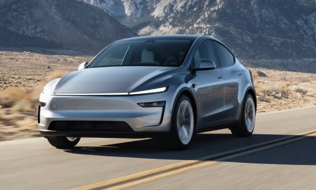 사막 도로에서 주행 중인 실버 컬러의 테슬라 모델 Y 전기차 모습
